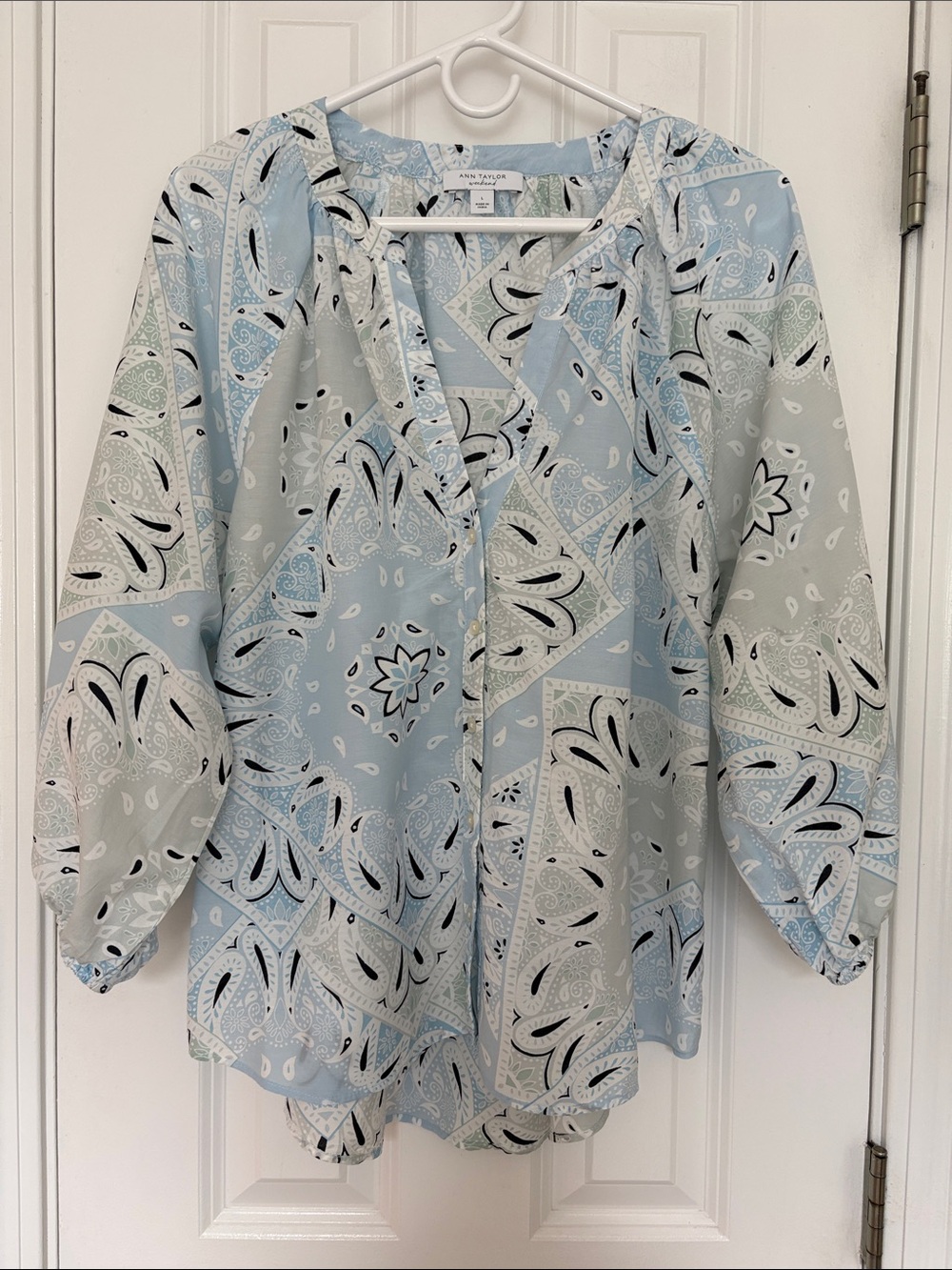 Ann Taylor Weekend Collection Cotton Blend Blue Paisley Print V-Neck Blouse